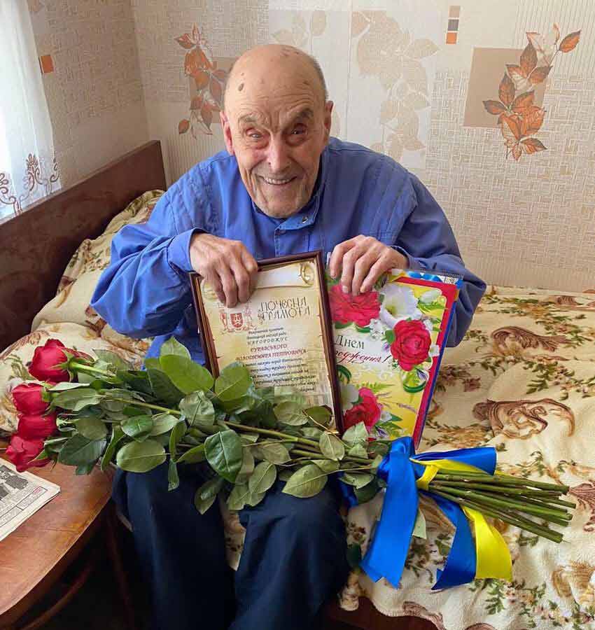 100-річний дід Володимир їсть виключно натуральну їжу