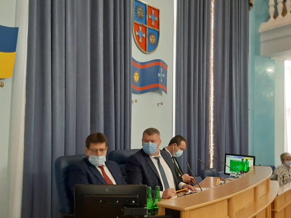 74 депутати обласної ради у Вінниці вчаться голосувати картками! Виходить не у всіх… (відео)