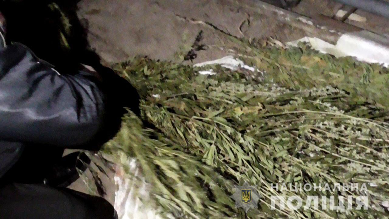 400 грамів канабісу вилучили у мешканця Чернівецького району