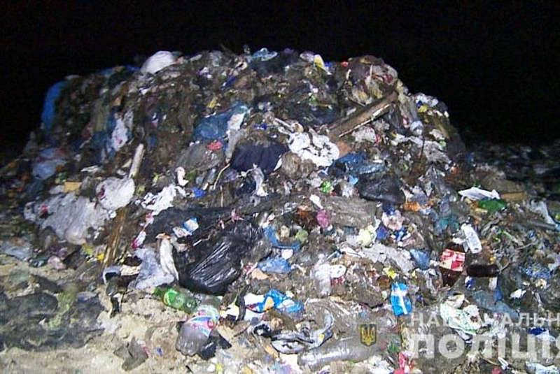 Три місяці львівське сміття у котловані та труїть нашу воду – жителі Браїлова обурені та вимагають його звідти вивезти