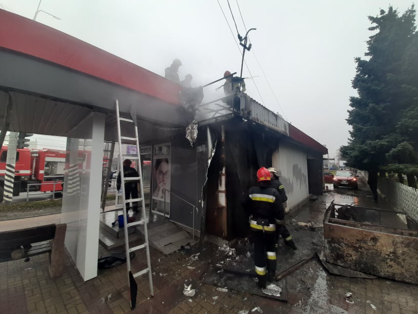 Пожежу в магазині Оптика на Пирогова ліквідовано. Трамваї  на  Вишеньку досі стоять (відео)