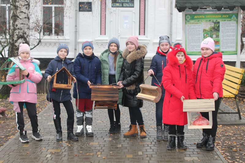 «Нагодуй птахів взимку»: юні лісівники Вінниччини виготовили та розвішали годівнички для пернатих