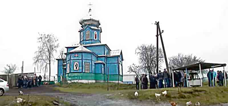 Громада Новоживотова виграла суд проти МП. Але у храм їх так і не пускають….