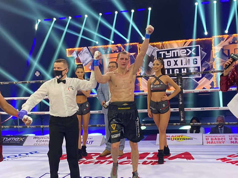 Боксер із Немирова Тарас Головащенко переміг у професіональному бою в Польщі: здолав кубинця у чотирьох раундах
