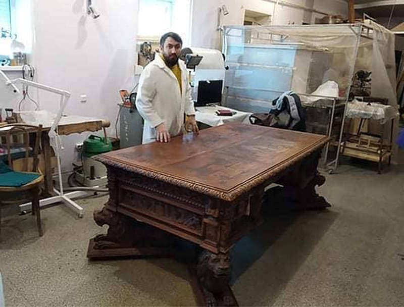 Легендарний стіл Петлюри повертається у Вінницю після реставрації