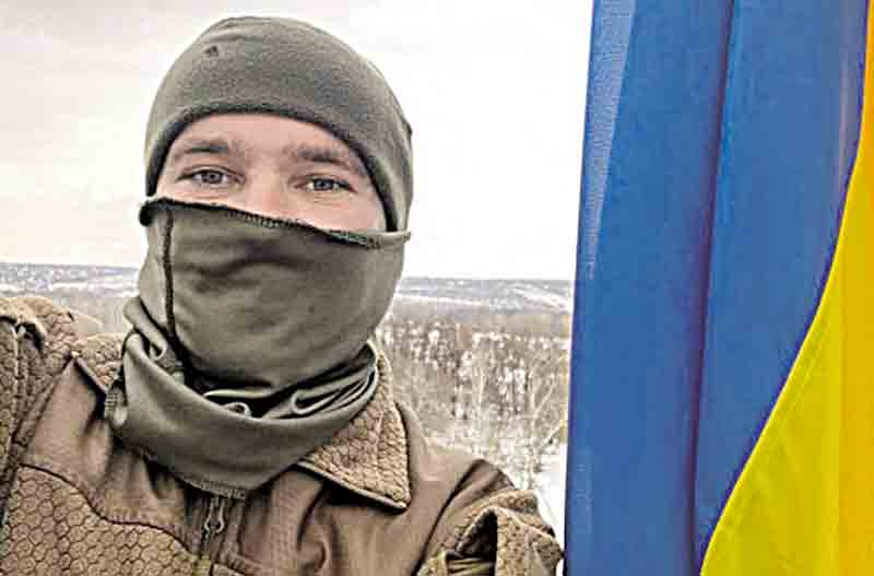 Воїн на протезі з Вінниці встановив прапор перед Луганськом