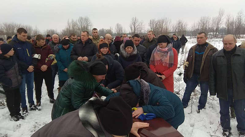 У Рогинцях поховали воїна Андрія, якого знайшли у колекторі річки в Києві