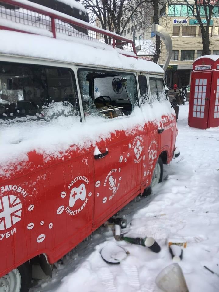 Вандали познущалися з фургончика, де продавали каву в центрі Вінниці