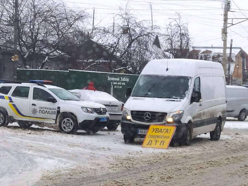 На Вінниччині оголошено 1 рівень небезпеки – жовтий! Дороги замело 20-30 сантиметрами снігу при 10-15 градусах морозу. Зафіксовано десятки ДТП (відео)