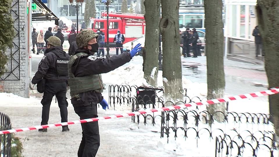 Поліцейські затримали зловмисника, який погрожував підірвати вибухівку у вінницькому магазині мармеладу