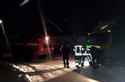 Через негоду на Вінниччині застрягли вантажівка з «пакунками малюків» та автобус з пасажирами