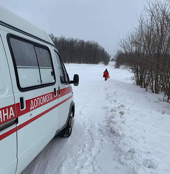 Швидка не змогла доїхати до пацієнта через сніг… Лікарка пішла пішки! (відео)