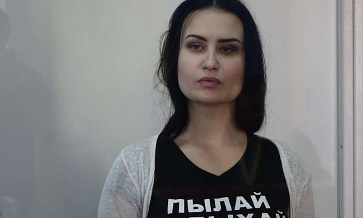 Аліса “Огоньок” із Femen отримала 2 роки тюрми і сплатить 36 тисяч за спалений у Вінниці трамвайчик “Рошен” – рішення суду