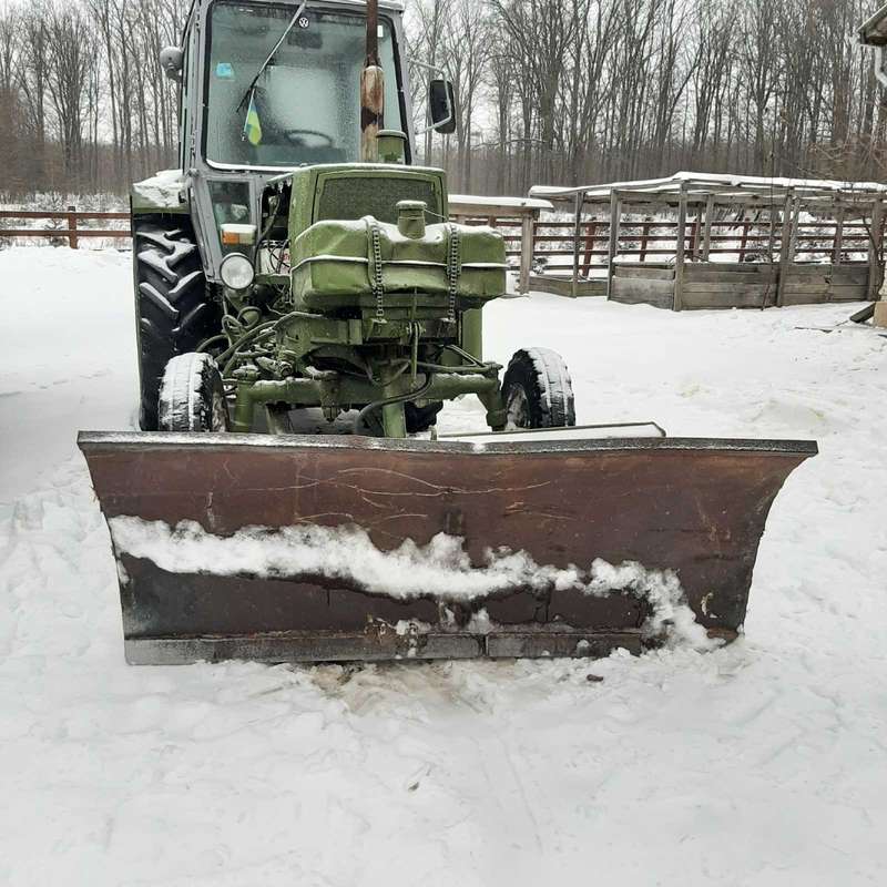 Вінницькі лісівники розчищають від снігових заметів шляхи соціального значення