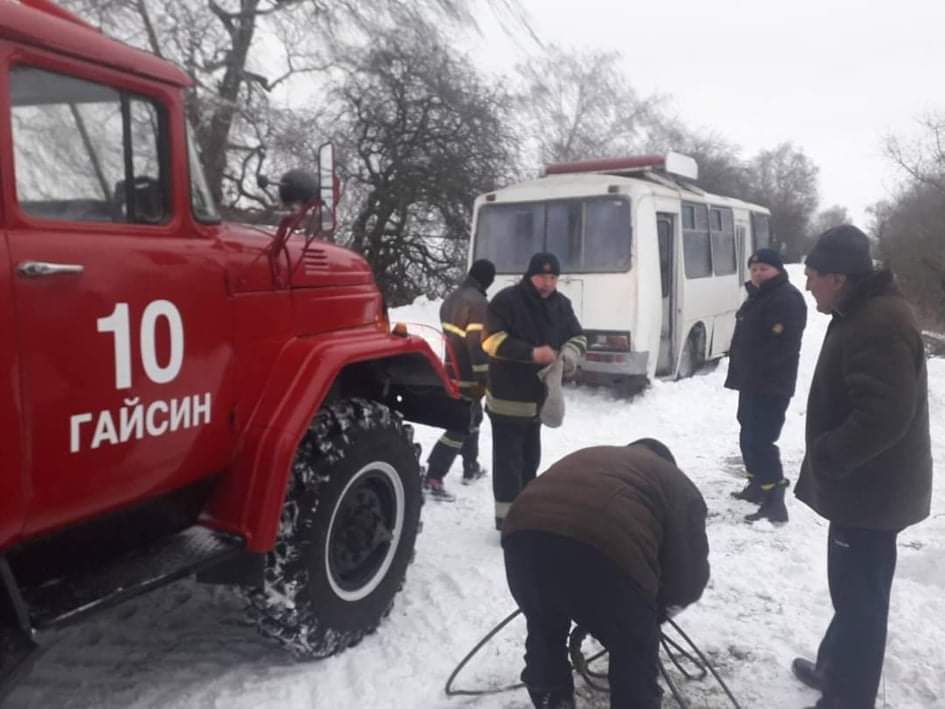 151 авто із 380 людьми витягли рятувальники із заметів на Вінниччині (відео)