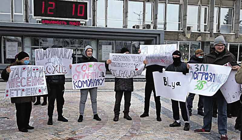 Під міською радою вінничани «продавали» собак, бо немає чим заплатити за комуналку!