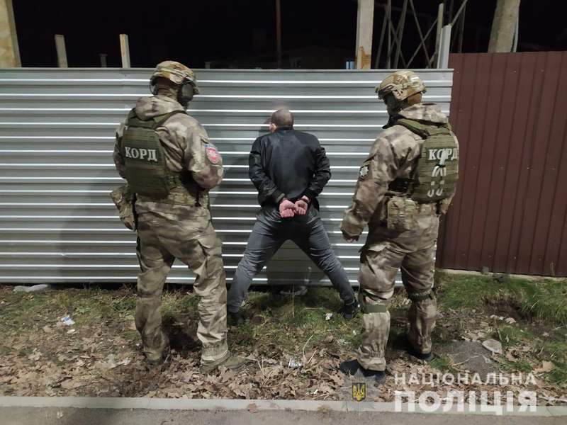 Поліцейські затримали неодноразово судимого зловмисника, підозрюваного у телефонних шахрайствах (відео)