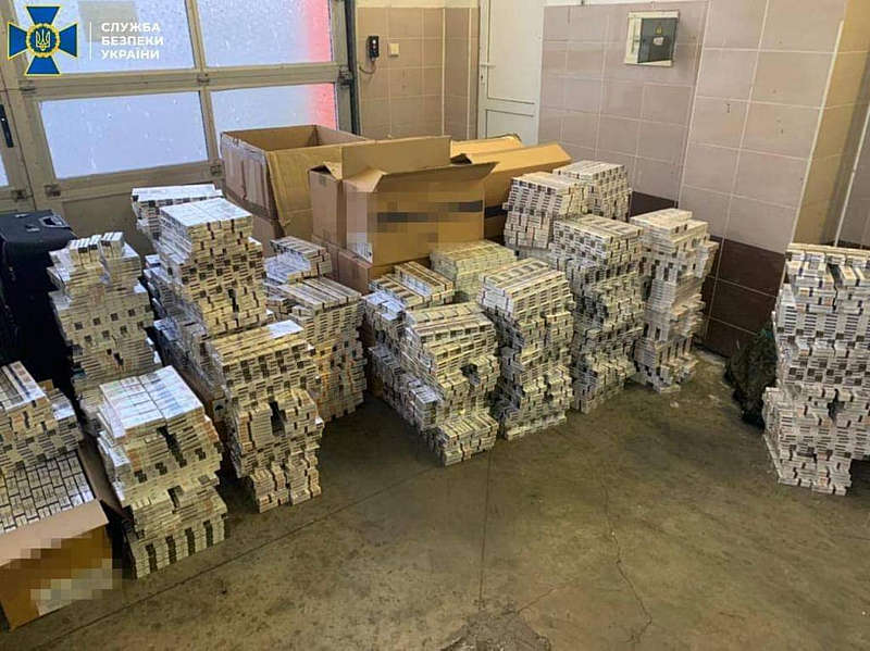 Дипломатичний “контрабас” – 16 кг золота, 140 тисяч доларів та більше 8 тисяч блоків цигарок везли в Польщу наші дипломати