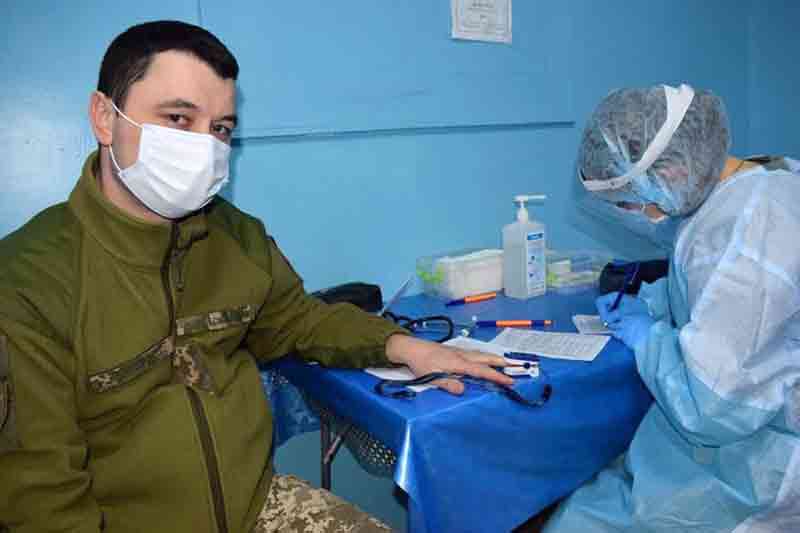 Військові медики з Вінниці вакцинують воїнів на Сході