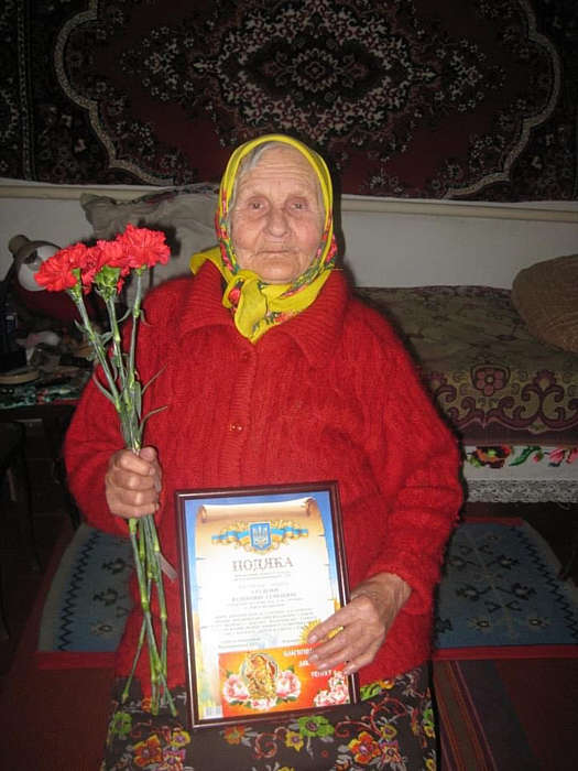 Бабусю з Оленівки привітали з 90-річним ювілеєм. Вона пережила війну та голод