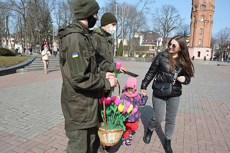Гарний настрій напередодні свята: у центрі міста нацгвардійці дарували квіти вінничанкам