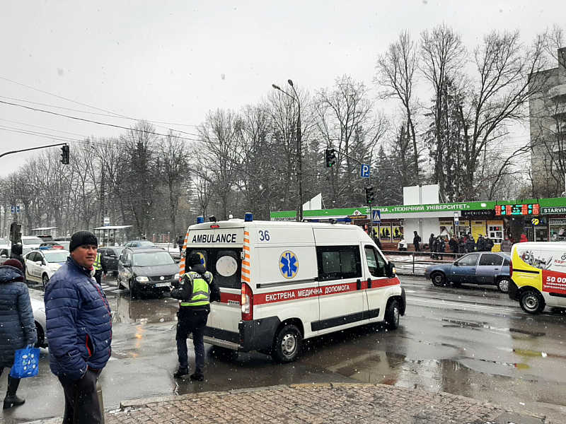 Чергова ДТП у Вінниці за участі швидкої! Мерседес протаранив карету медиків на Хм.шосе (відео)