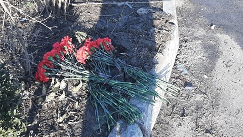 Червоні квіти та уламки чорного скла… Сьогодні у Вінниці поховають 23-річного Олександра із білого БМВ, що загинув на Поділлі (відео) 