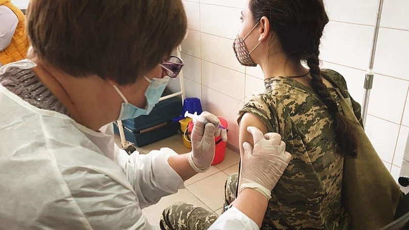 Авіаторам з вінницької бригади транспортної авіації почали вакцинувати від ковіду