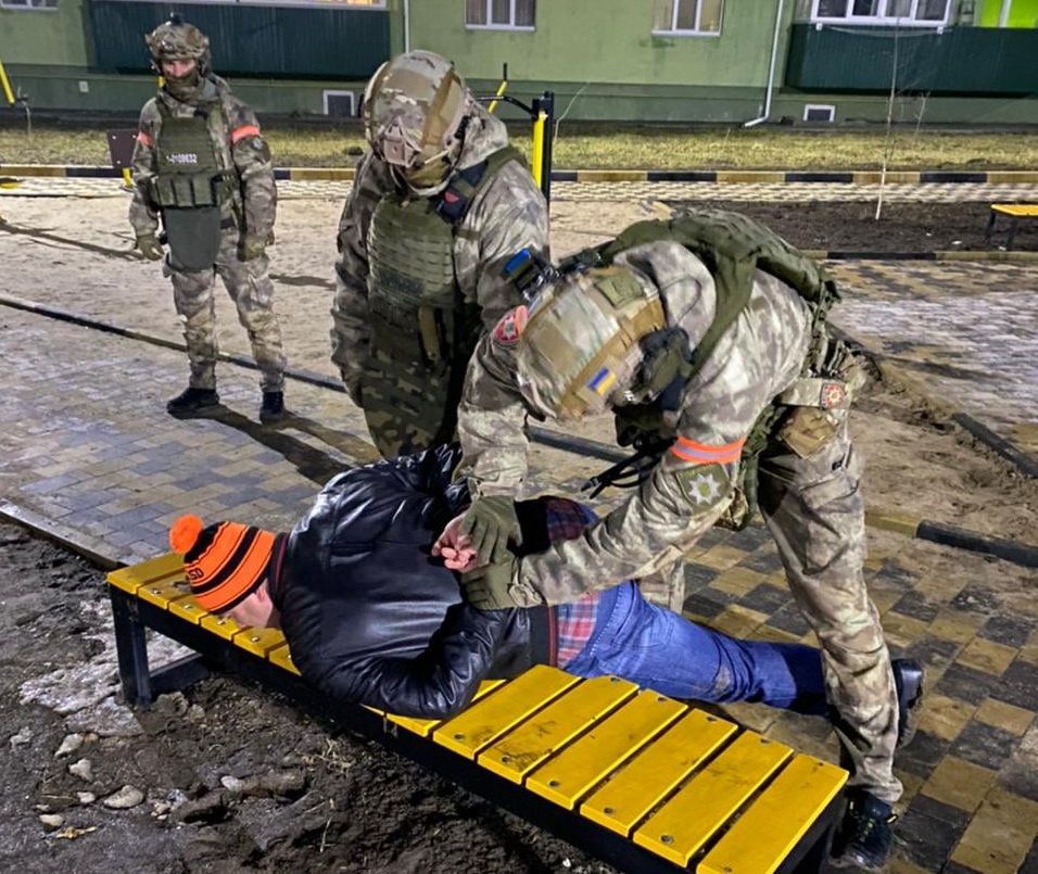 «Днюха» в Томашполі із стріляниною та вирубленим світлом… Поліція затримала «стрілка» на Порш Каєні