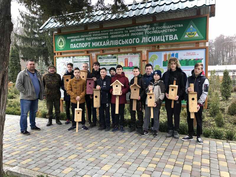 Лісівники ДП «Вінницький лісгосп» та стрижавські школярі готуються до прильоту птахів