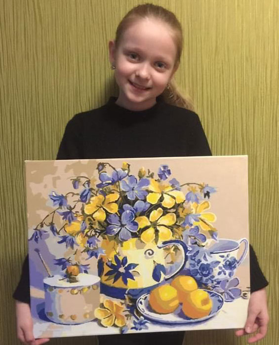 Маленька Кіра продає картини, щоб допомогти онкохворим