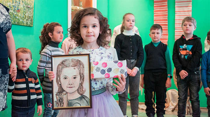 8-річній художниці на іменини подарували власну виставку картин у музеї! Батьки влаштували сюрприз