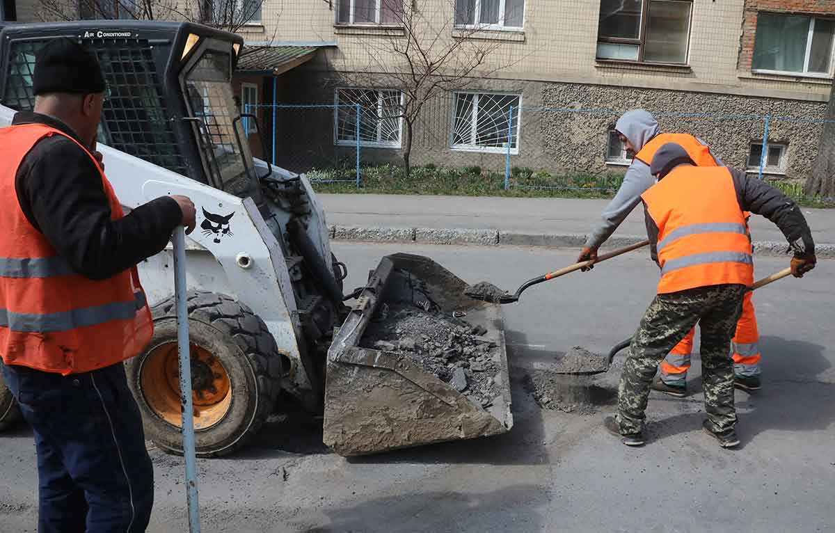 У Вінниці продовжується ямковий ремонт доріг (фоторепортаж)
