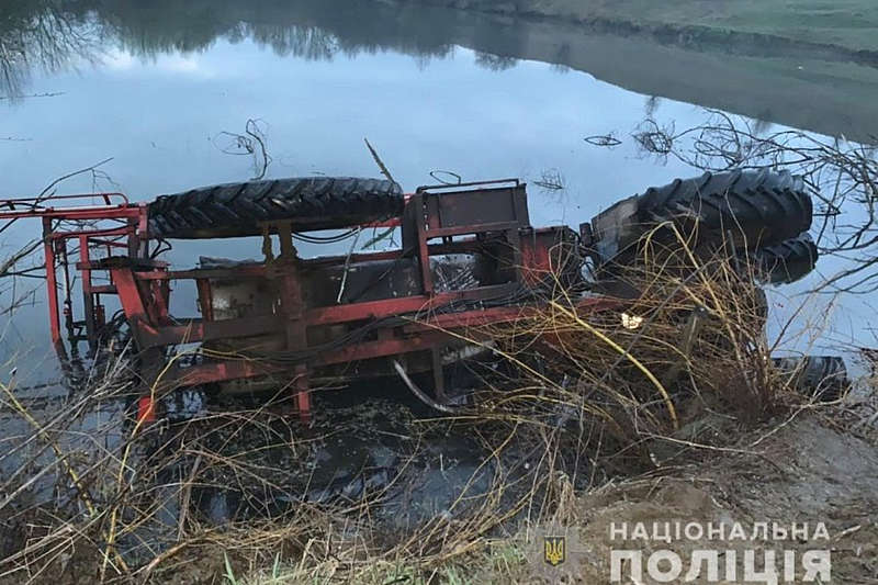 Трактор перекинувся у ставок на Вінниччині: загинув 53-річний тракторист