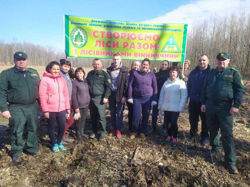 У лісівників Вінниччини: гуртом і ліс садити веселіше