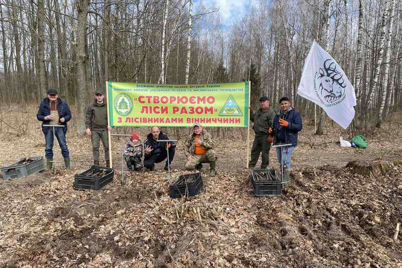 До Всеукраїнської акції «Створюємо ліси разом» до вінницьких лісівників долучились «Мисливці. Риболови. Біозахисники»