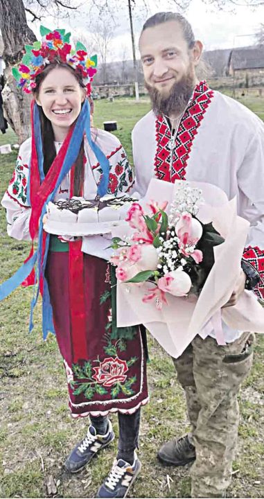 Вишиванки, кросівки  та щасливі обличчя — унікальне весілля у селі, де 45 мешканців