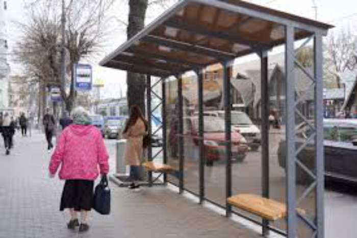 У Вінниці продовжують встановлювати нові посадочні павільйони на зупинках громадського транспорту