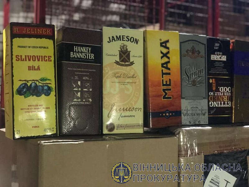 Фальсифіковані напої відомих брендів доставляли з підпільного цеху у Могилеві – Подільському