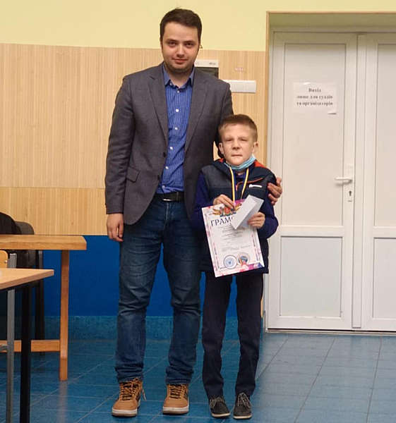 Хлопчик з особливими потребами виграв обласний дорослий шаховий турнір у Вінниці