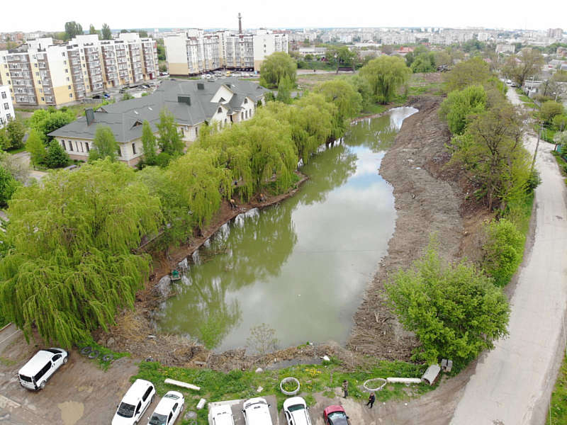 На Старому місті чистять озеро по вул. Покришкіна