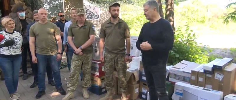 Петро Порошенко на Донеччині передав 10-й окремій гірськоштурмовій бригаді комплект відеоспостереження: ми цим рятуємо життя наших воїнів