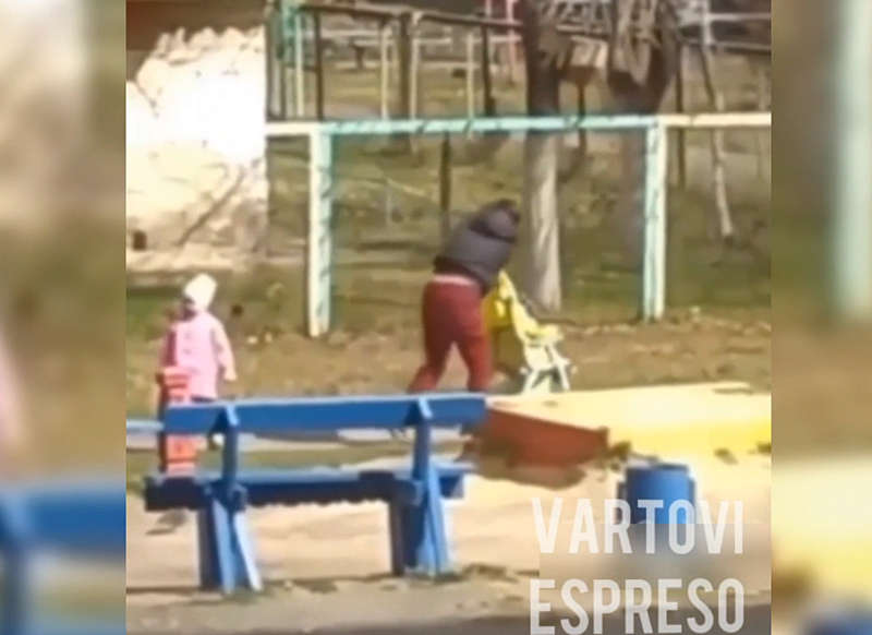 У Вінниці п’яна мама впала на дитину (відео)