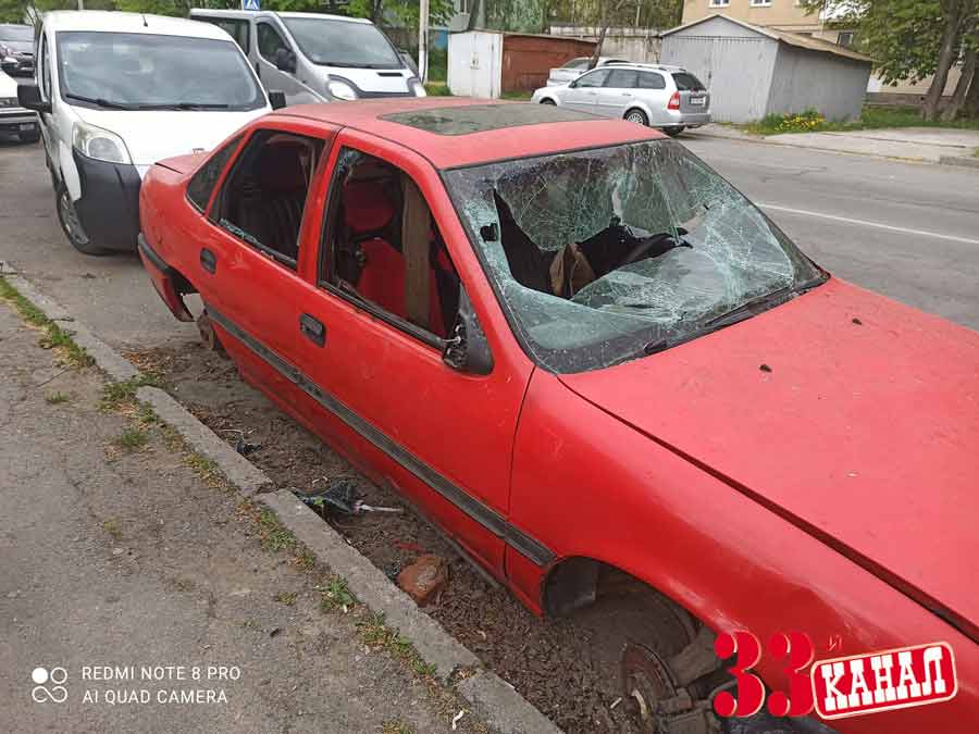 Червоний “Опель” розгромили біля 34-ї школи у Вінниці!