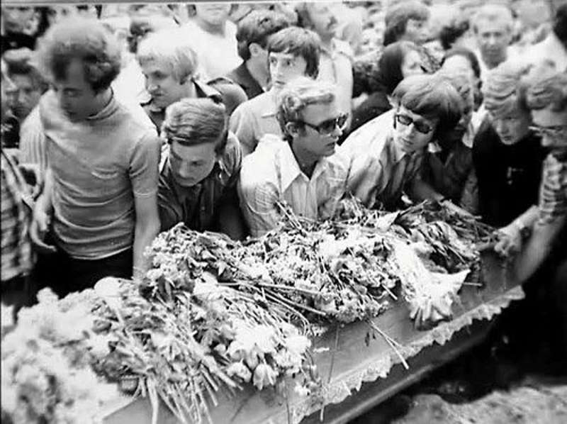 Початок війни Червоної і Білої троянди, останній рейс «Східного експресу» і поховання Володимира Івасюка – 22 травня в історії