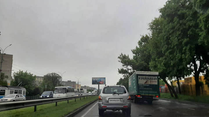 Через ДТП із білим «Мерседесом» у Вінниці рекордні пробки на Хмельницькому шосе
