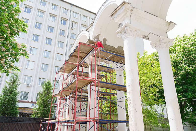 У Вінниці ремонтують арку на вході до Центрального парку з вулиці Грушевського