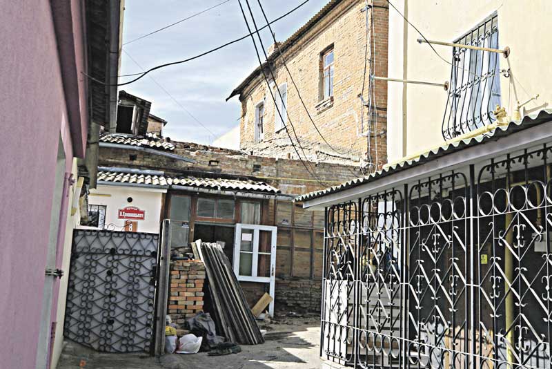 «Стіни можуть обвалитись на нас». Повстав будинок по Кропивницького через сусіда, який замість ремонту затіяв реконструкцію