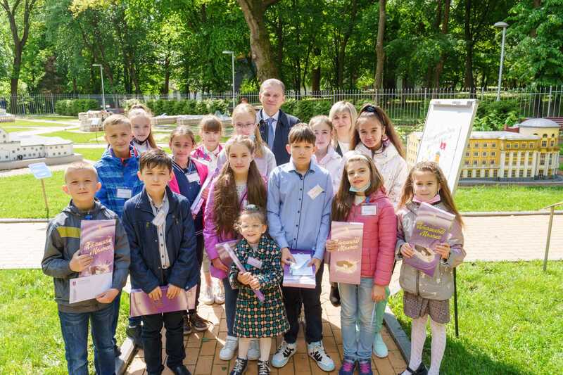 Екскурсії, солодощі і матеріальна допомога — Вінницький міський голова привітав дітей зі святом