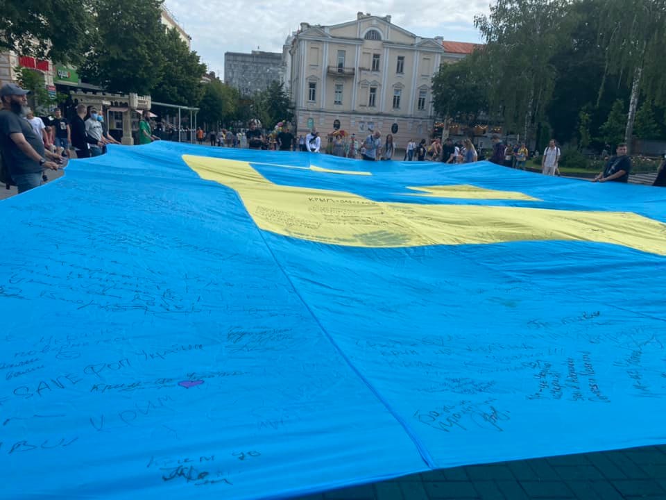 Прапор, на якому залишили підписи вінничани, запустять над окупованим Кримом!